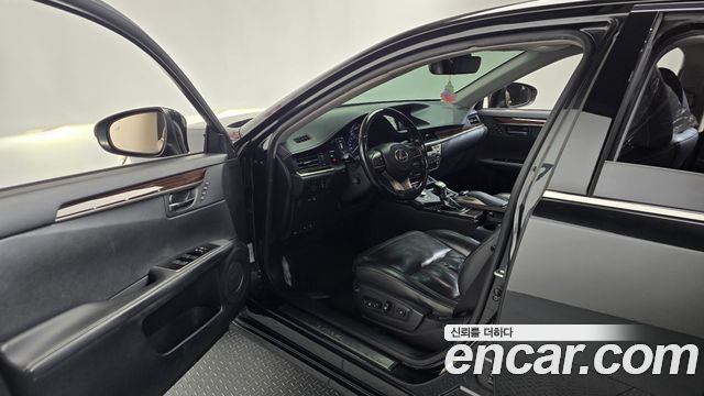 Lexus ES300h Executive XV60 2017 — фото 10