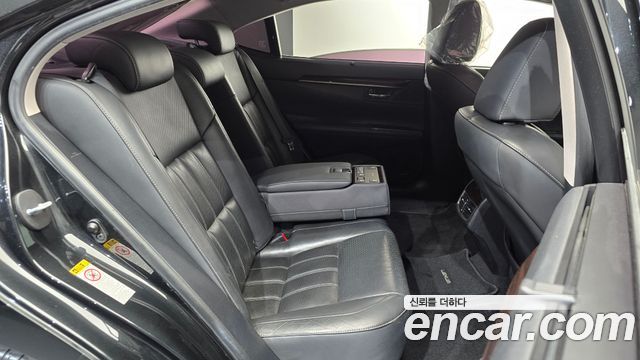 Lexus ES300h Executive XV60 2017 — фото 11