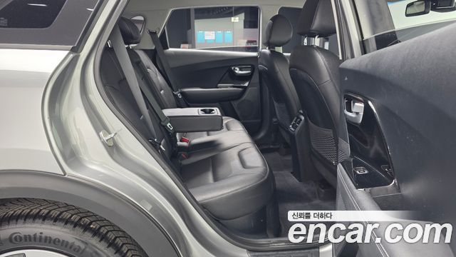 Kia Niro Prestige 2018 — фото 12