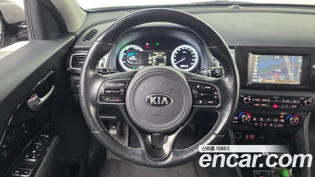 Kia Niro Prestige 2018 — фото 13