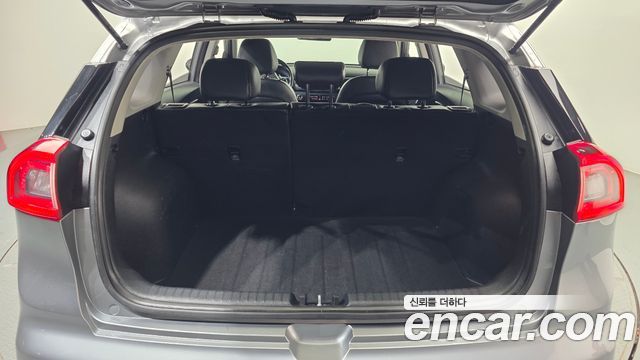 Kia Niro Prestige 2018 — фото 20