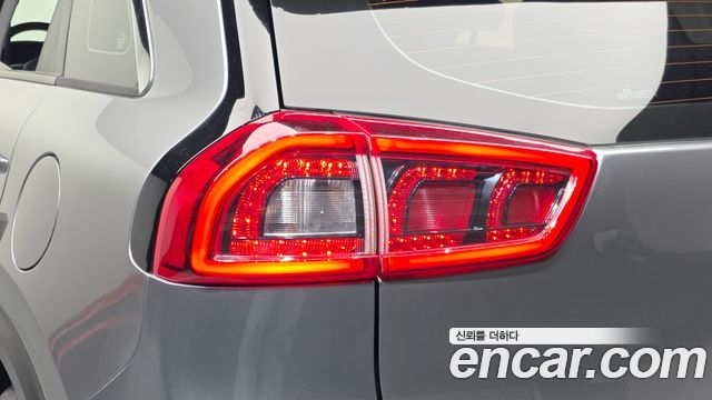 Kia Niro Prestige 2018 — фото 23