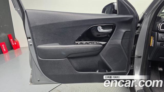 Kia Niro Prestige 2018 — фото 24