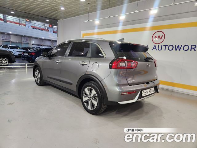 Kia Niro Prestige 2018 — фото 6