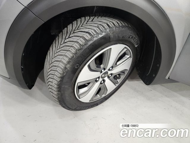 Kia Niro Prestige 2018 — фото 21