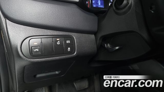Kia Carens 2.0 LPi Prestige 2015 — фото 16