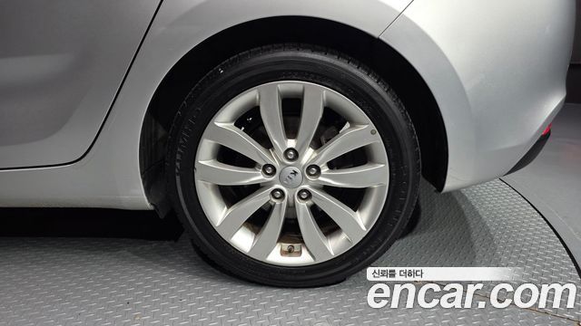 Kia Carens 2.0 LPi Prestige 2015 — фото 21