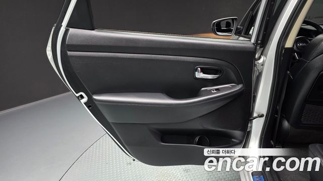 Kia Carens 2.0 LPi Prestige 2015 — фото 25