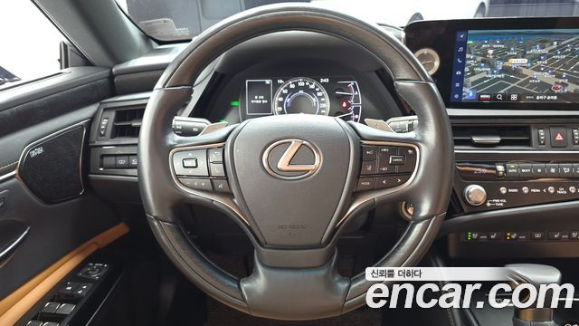 Lexus ES300h (VII) Executive 2023 — фото 13