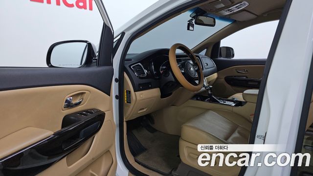 Kia Carnival 9-Seater Prstige 2020 — фото 10