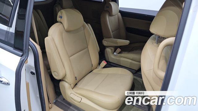 Kia Carnival 9-Seater Prstige 2020 — фото 12