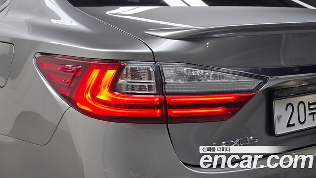 Lexus ES300h Supreme XV60 2017 — фото 23