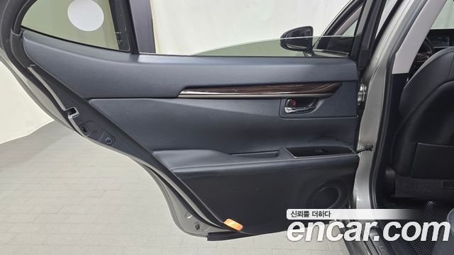 Lexus ES300h Supreme XV60 2017 — фото 25