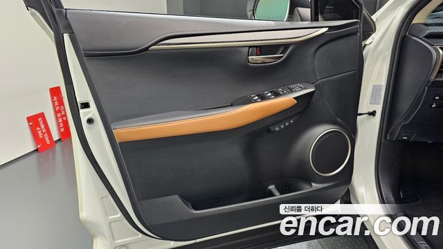 Lexus NX300h Executive 2019 — фото 30
