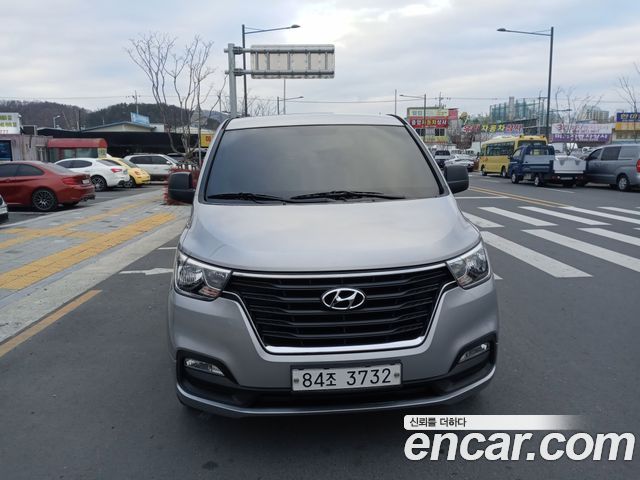 Hyundai Grand Starex Van 5-Seater Smart