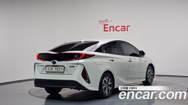 Toyota Prius Prime 1.8 2017 — фото 2