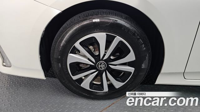 Toyota Prius Prime 1.8 2017 — фото 5