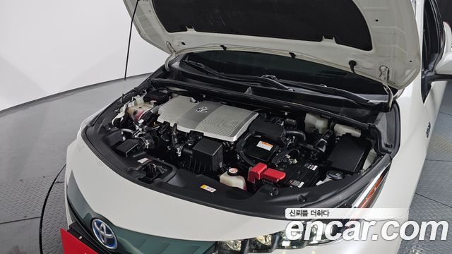 Toyota Prius Prime 1.8 2017 — фото 6