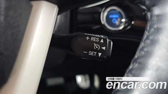 Toyota Prius Prime 1.8 2017 — фото 9