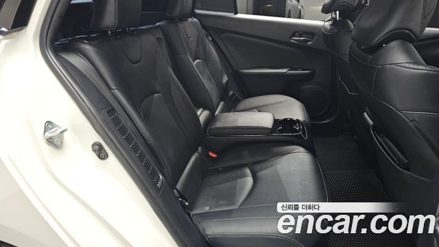 Toyota Prius Prime 1.8 2017 — фото 11
