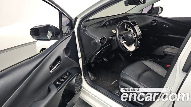 Toyota Prius Prime 1.8 2017 — фото 12