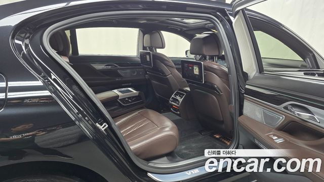 BMW 7 Series (G11) M760Li xDrive 2017 — фото 12