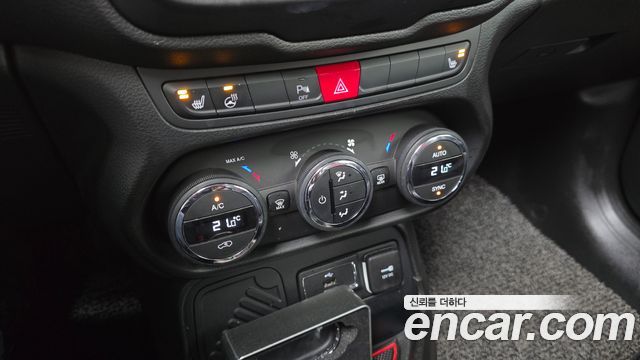 Jeep Renegade 2.4 Longitude 2017 — фото 17
