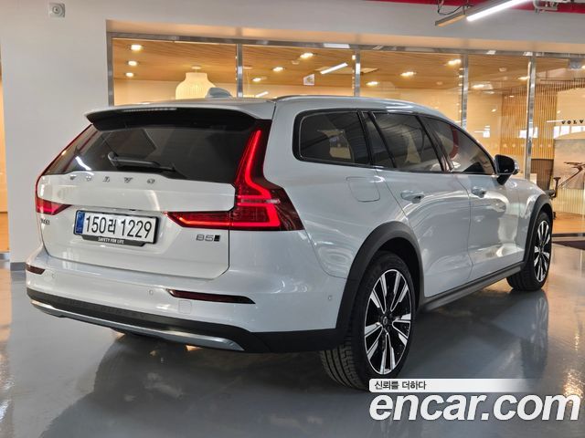Volvo V60 Cross Country (II) B5 Ultra AWD 2025 — фото 2