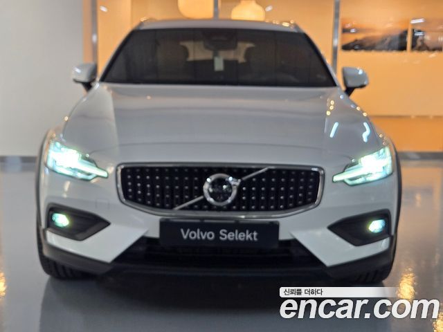 Volvo V60 Cross Country (II) B5 Ultra AWD 2025 — фото 3