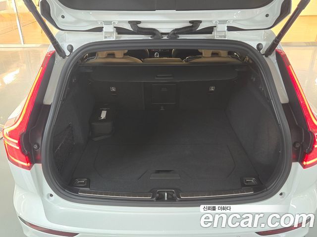 Volvo V60 Cross Country (II) B5 Ultra AWD 2025 — фото 17