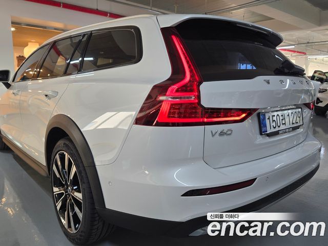 Volvo V60 Cross Country (II) B5 Ultra AWD 2025 — фото 18