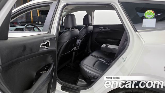 Kia Sportage (V) Diesel 2.0 2WD Nobleless 2023 — фото 11