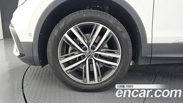 Volkswagen Tiguan Allspace 2.0 TSI Prestige 2023 — фото 5