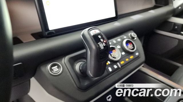 Land Rover Defender (L663) 110 D300 HSE 2022 — фото 9