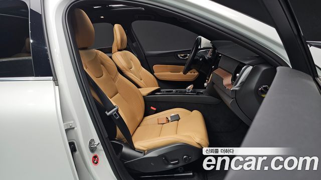 Volvo XC60 (II) B5 Ultimate Bright 2024 — фото 10