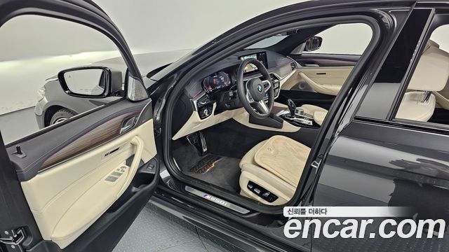 BMW 5 Series (G30) M550i xDrive 2021 — фото 11
