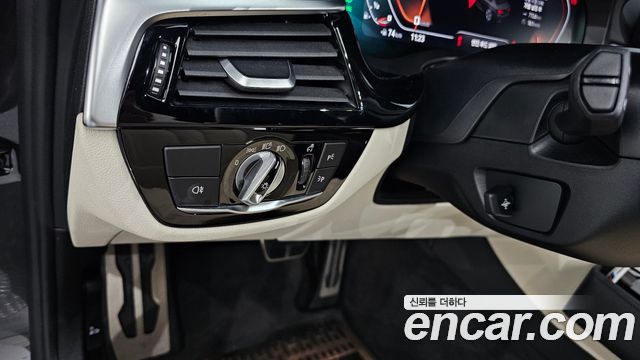 BMW 5 Series (G30) M550i xDrive 2021 — фото 16
