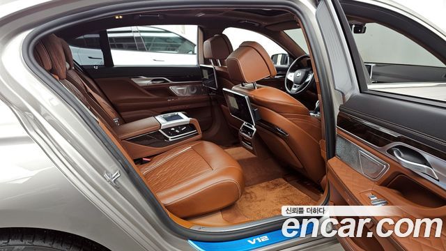 BMW 7 Series (G11) M760Li xDrive V12 Excellence 2021 — фото 12