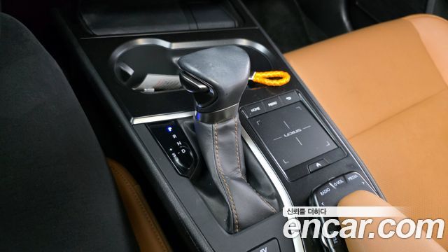 Lexus UX250h 2.0 2WD 2019 — фото 9