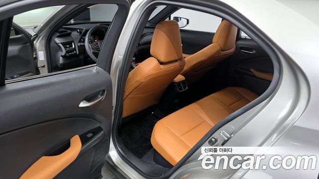Lexus UX250h 2.0 2WD 2019 — фото 11