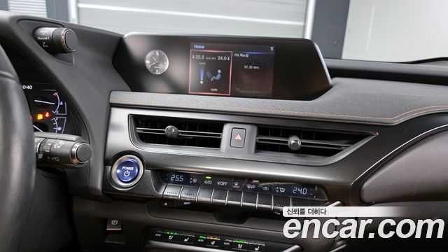 Lexus UX250h 2.0 2WD 2019 — фото 18