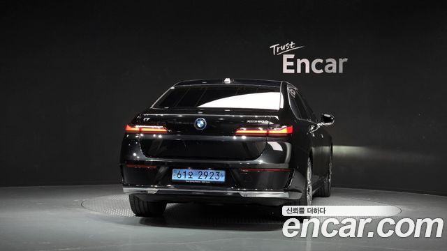 BMW i7 (G70) xDrive 60 Design Pure Excellence 2023 — фото 4