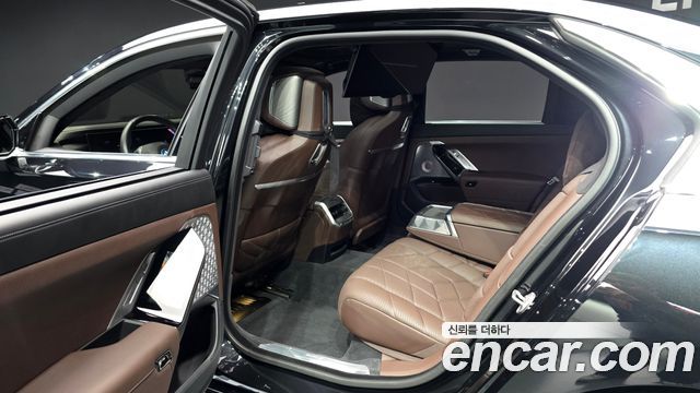 BMW i7 (G70) xDrive 60 Design Pure Excellence 2023 — фото 12