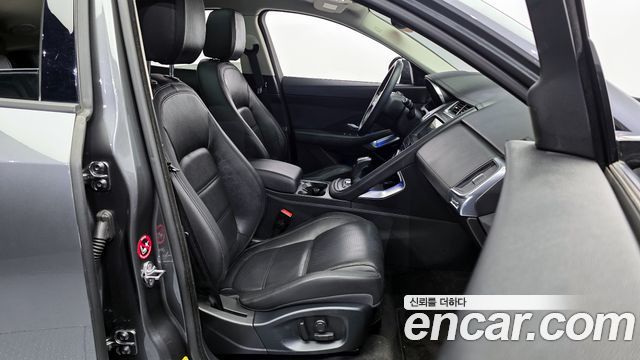 Jaguar E-PACE P250 SE 2018 — фото 11