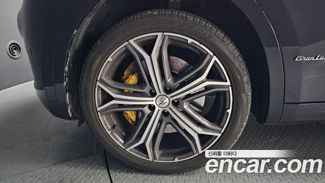 Maserati Levante 3.0 S AWD GranLusso 2020 — фото 5