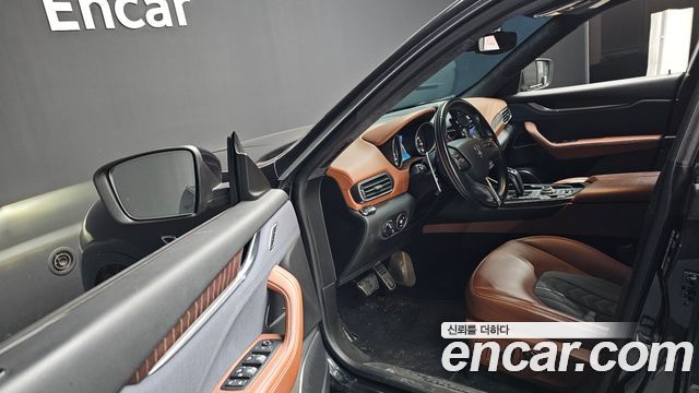 Maserati Levante 3.0 S AWD GranLusso 2020 — фото 10