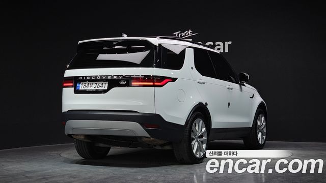 Land Rover Discovery 5 2.0 P300 SE 2023 — фото 2
