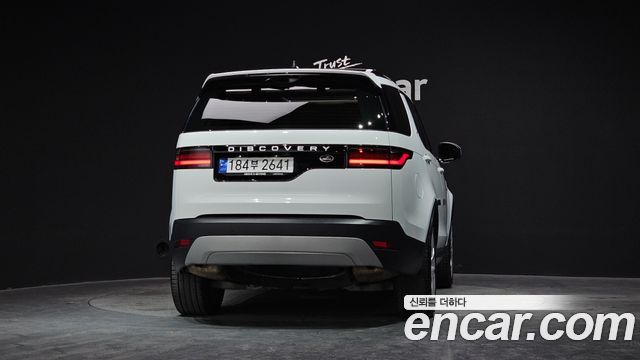 Land Rover Discovery 5 2.0 P300 SE 2023 — фото 4