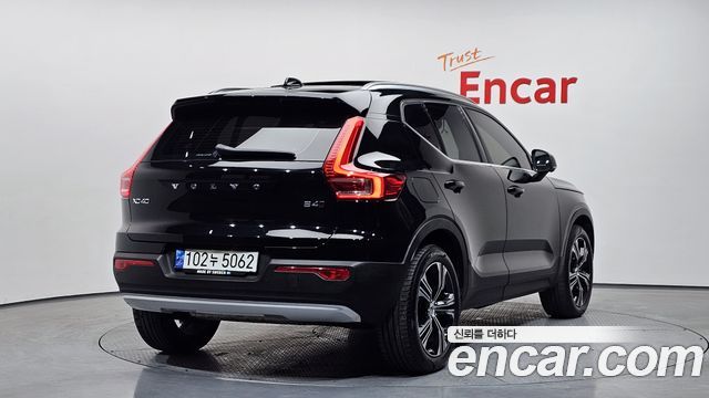 Volvo XC40 B4 Inscription 2021 — фото 2