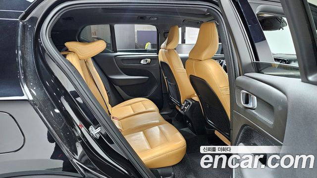 Volvo XC40 B4 Inscription 2021 — фото 12